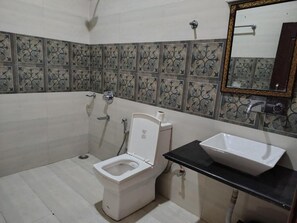 Suite superior, balcón, vistas a la montaña | Baño
