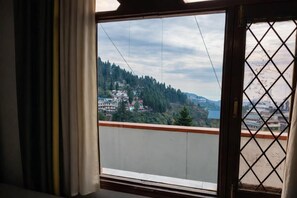 Klassieke driepersoonskamer, balkon, uitzicht op bergen | Interieur