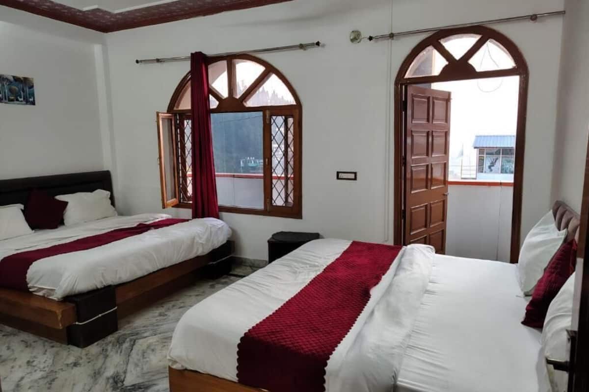 Ein Hotelzimmer mit zwei Betten, einem Marmorboden, Holz-Kopfteilen und großen Bogenfenstern.