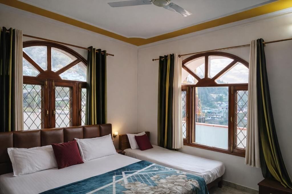 Classic Triple Room, Balcony, Mountain View