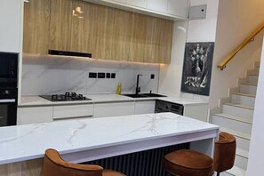 Private kitchen - Spacious 2Bedroom Apt w/pool & gym in Ikeja GRA (Lagos)