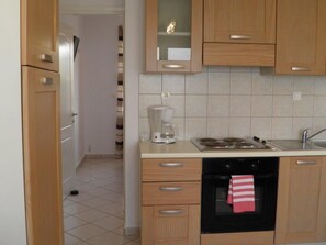 Kühlschrank, Ofen, Kochgeschirr/Geschirr/Besteck