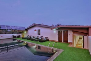 Outdoor pool - Hotel Luminara (Kanayannur)