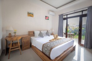 Une chambre d’hôtel équipée d’un lit, d’un bureau, d’une chaise et offrant une vue sur l’extérieur.