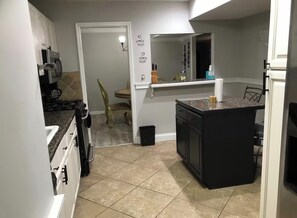 Private kitchen - A cozy & relaxing Oasis- BRs, 6 Q-Bds, 2.5-BAs, F-Kitchen, Washer/Dryer & More (Atlanta)