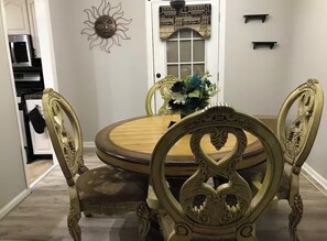 Dining - A cozy & relaxing Oasis- BRs, 6 Q-Bds, 2.5-BAs, F-Kitchen, Washer/Dryer & More (Atlanta)