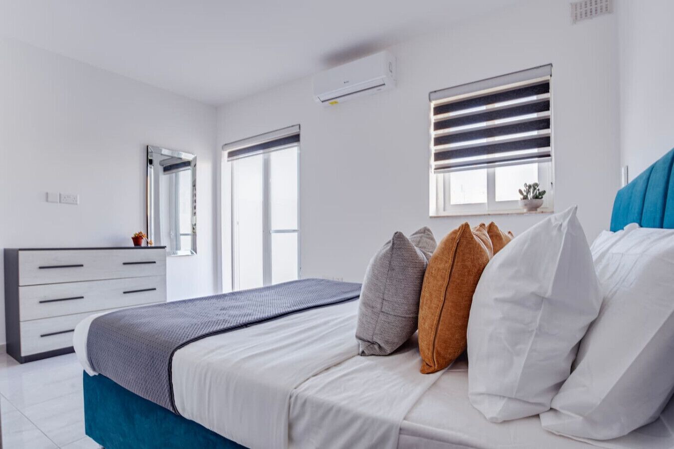 Tabla de planchar con plancha, wifi y ropa de cama 