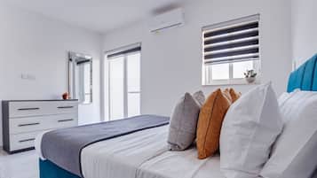 Tabla de planchar con plancha, wifi y ropa de cama