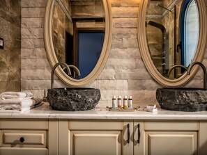 Bathroom - VILLA SANTORINI, WEIN DUNKLES MEER VILLEN by Interhome (Agia Pelagia)