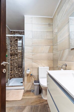 Hair dryer, towels - FLNo5 | Seaside 2BR Apt w/ Balconies – X Gżira (Il-Gżira)