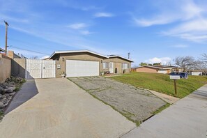 Exterior - Sunny Palmdale Escape w/ Private Pool (Palmdale)