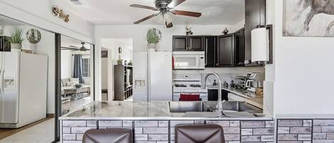 冷蔵庫、電子レンジ、オーブン、コンロ