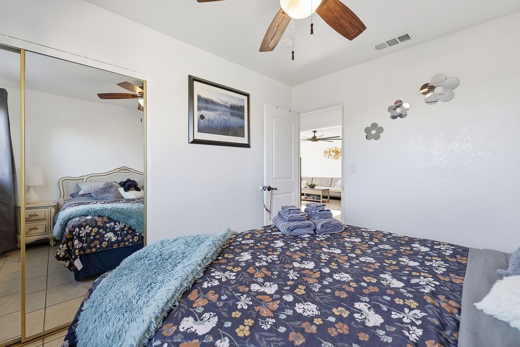 3 habitaciones, escritorio, tabla de planchar con plancha y wifi 