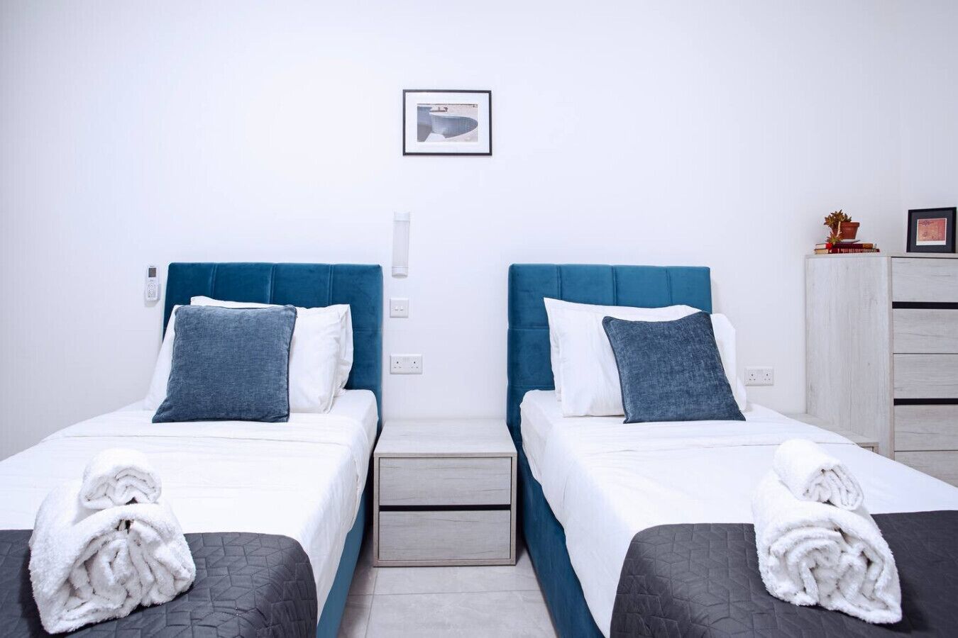 2 habitaciones, tabla de planchar con plancha, wifi y ropa de cama 