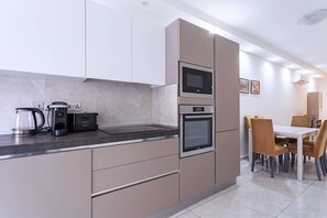 Kühlschrank, Mikrowelle, Ofen, Herdplatte