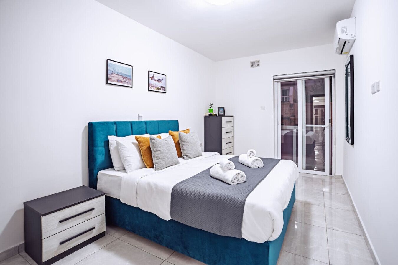 2 bedrooms, desk, iron/ironing board, WiFi