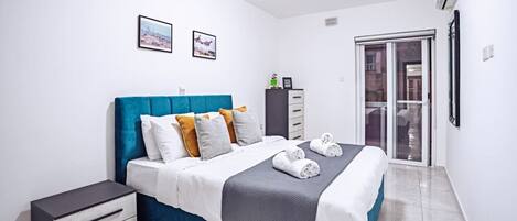 2 bedrooms, desk, iron/ironing board, WiFi