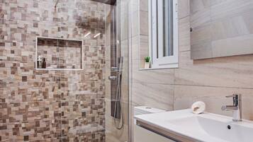 Secador de pelo, toallas