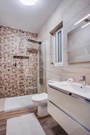 Secador de pelo, toallas