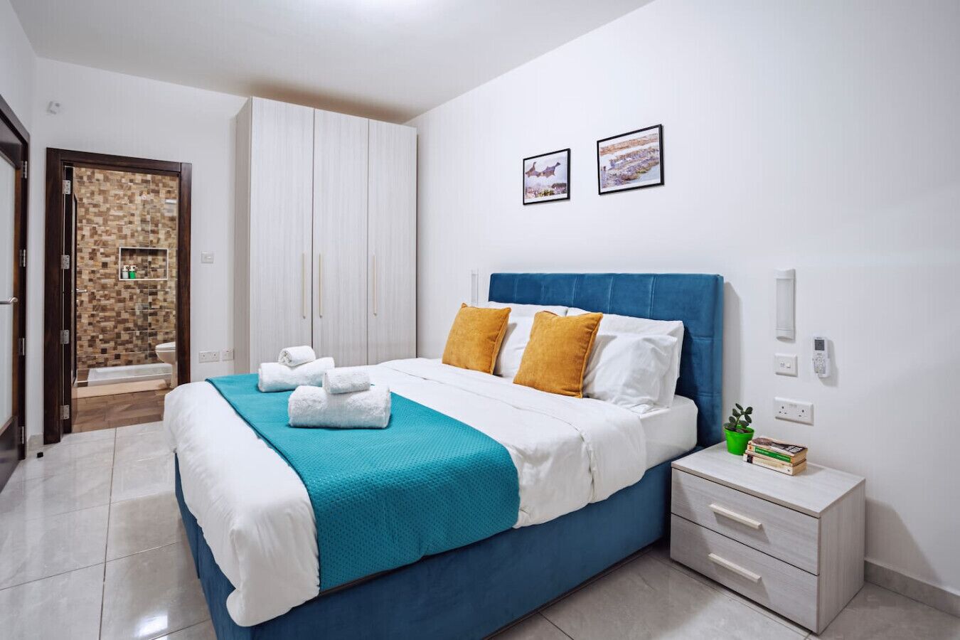 2 habitaciones, tabla de planchar con plancha, wifi y ropa de cama 