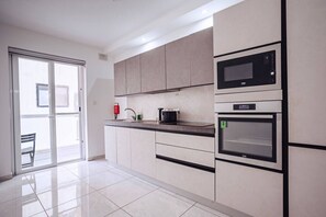 Kylskåp, mikrovågsugn, ugn och spishäll