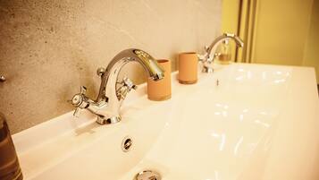 SĂšche-cheveux, serviettes fournies, savon, papier toilette