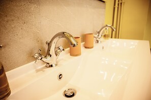 Séchoir à cheveux, serviettes fournies, savon, papier de toilette