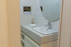Een douche, een bidet, zeep