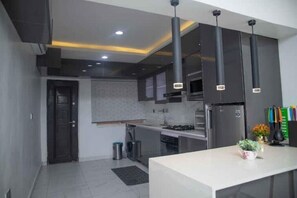 Private kitchen - Luxury 2/3 bedrooms Duplex terrace w/ pool (Lagos)