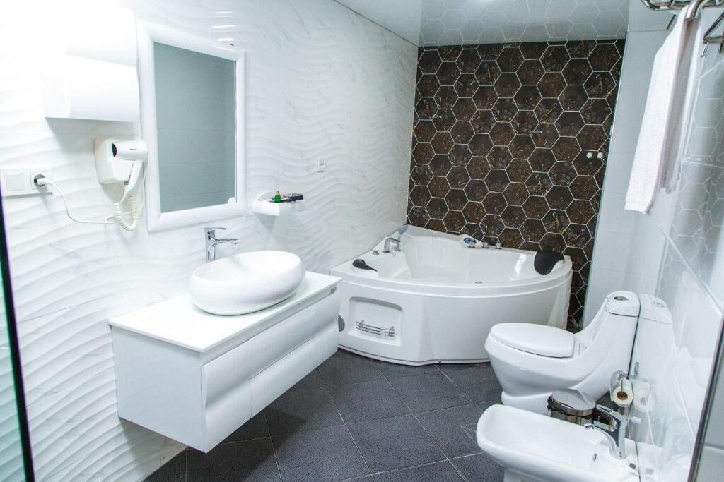 Apartamento presidencial, lanai, vistas a la ciudad | Baño | Artículos de higiene personal gratuitos, secador de pelo y zapatillas