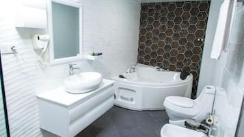 Apartamento presidencial, varanda coberta, vista para a cidade | Banheiro | Produtos de toalete grátis, secador de cabelo, chinelos