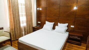 Doppia Deluxe, balcone, vista cortile | Una cassaforte in camera, una scrivania, postazione laptop