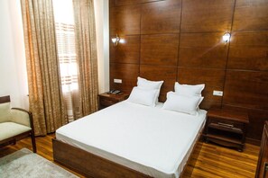 Habitación Deluxe doble, balcón, vistas al patio | Caja fuerte, escritorio, espacio para trabajar con un portátil