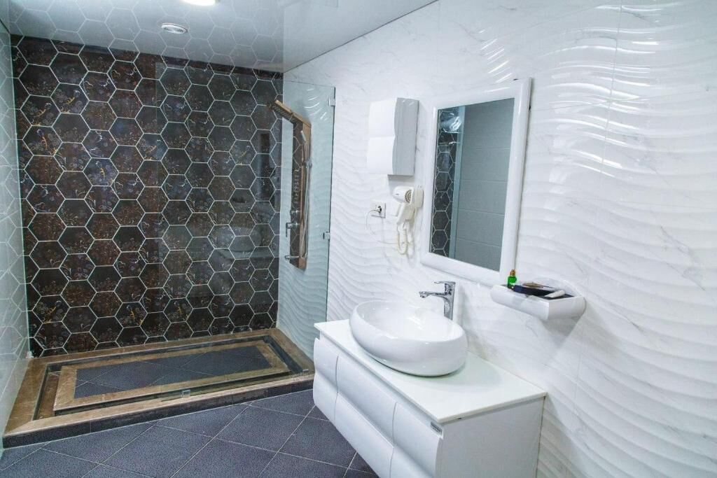 Presidential Apartment, Lanai, City View | Bilik Mandi | Kelengkapan dandanan diri percuma, pengering rambut, selipar 