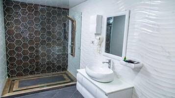 Apartamento presidencial, varanda coberta, vista para a cidade | Banheiro | Produtos de toalete grátis, secador de cabelo, chinelos