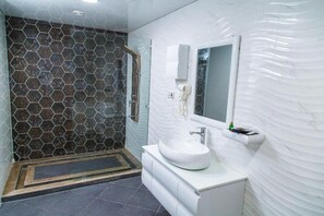 Presidential Apartment, Lanai, City View | Bathroom | Free toiletries, hair dryer, slippers, towels - Shedevr plaza (Namangan)