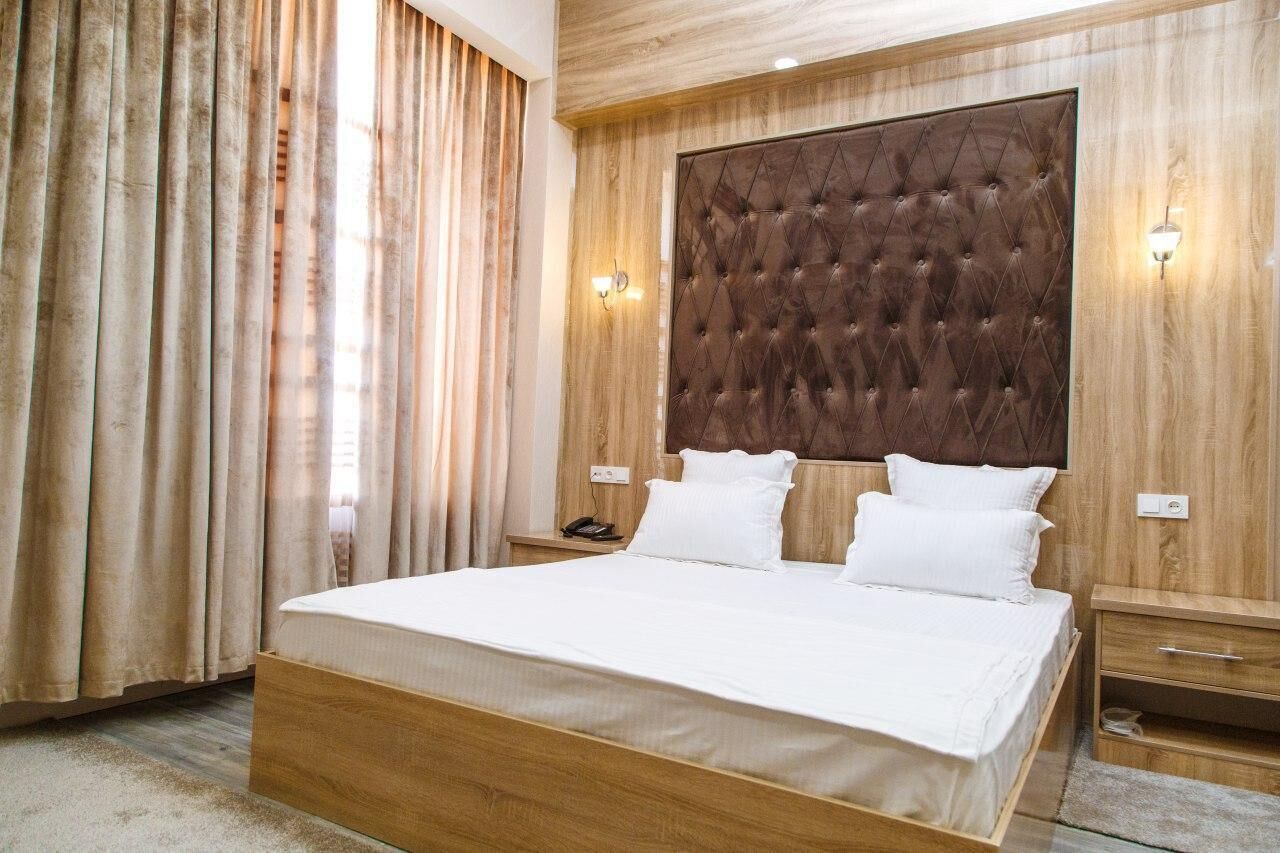 デラックス ダブルルーム バルコニー コートヤードビュー | セーフティボックス (室内)、デスク、ノートパソコン用作業スペース、遮光カーテン