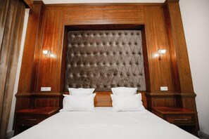 Luxury Suite | In-room safe, desk, laptop workspace, blackout drapes