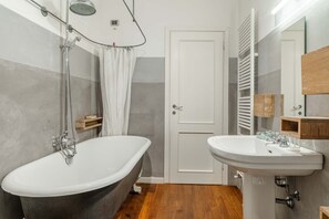 Shower, hair dryer, towels - L'affresco – Via Guinigi: Historic Apartment with Frescoed Ceiling in Central Lucca (Lucca)