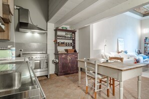 Een koelkast, een oven, een kookplaat, een vaatwasser