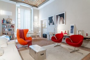 Interior - L'affresco – Via Guinigi: Historic Apartment with Frescoed Ceiling in Central Lucca (Lucca)