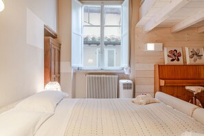 1 bedroom, iron/ironing board, WiFi, bed sheets - L'affresco – Via Guinigi: Historic Apartment with Frescoed Ceiling in Central Lucca (Lucca)