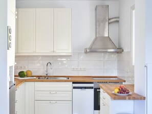 Fridge, oven, dishwasher, cookware/dishes/utensils - Wohnung in Kallithea mit Garten und Terrasse by Interhome (Drepano)