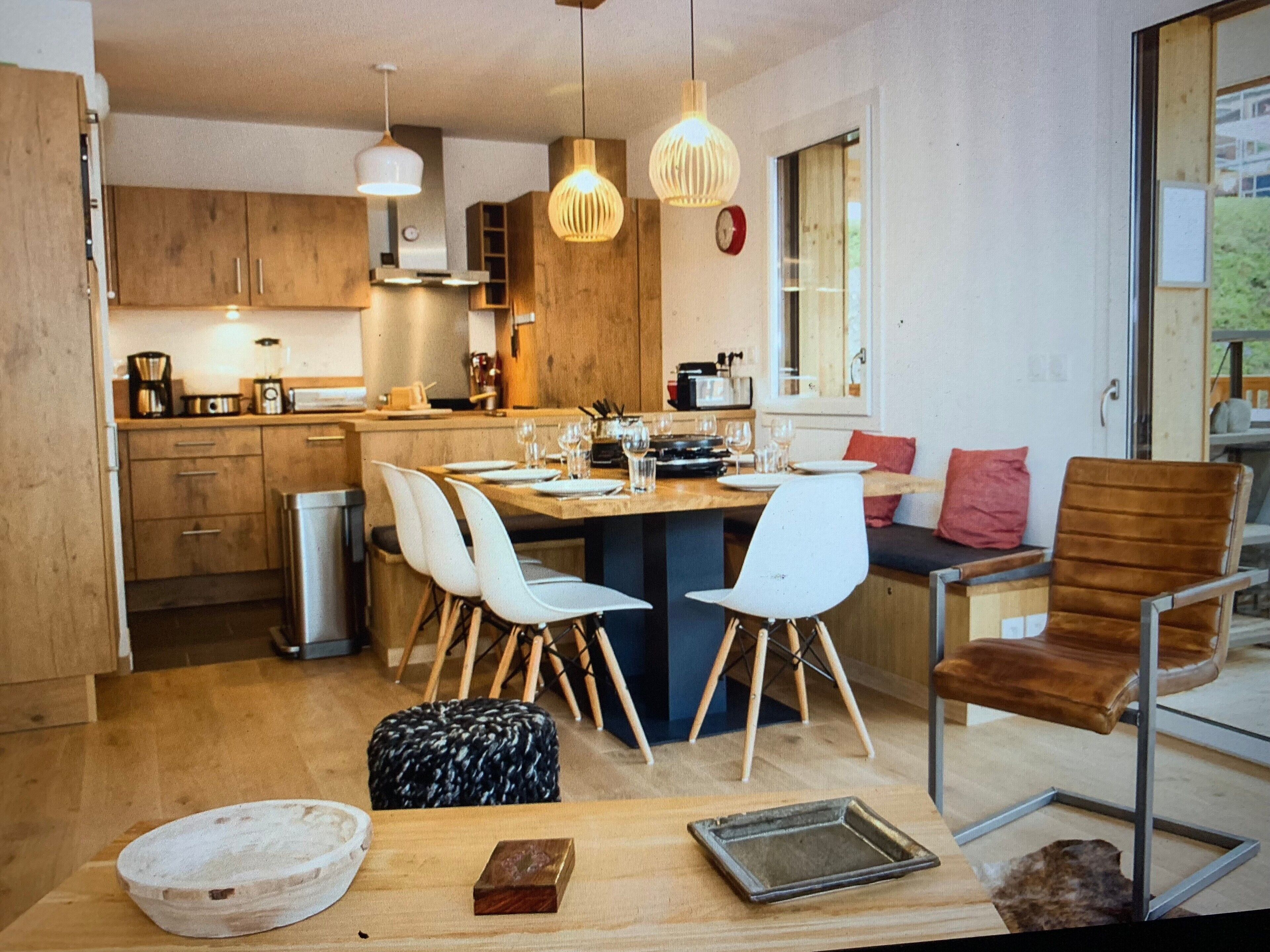 Réfrigérateur, four à micro-ondes, un four, surface de cuisson