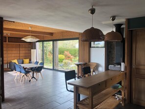 Interior - Gite. Sea on the horizon and serene Japanese garden, weekly rental (La Hague)