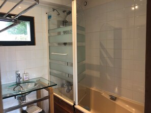 Hair dryer, towels, soap, shampoo - Gite. Sea on the horizon and serene Japanese garden, weekly rental (La Hague)