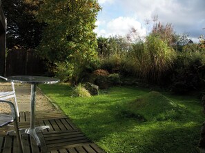 Outdoor dining - Gite. Sea on the horizon and serene Japanese garden, weekly rental (La Hague)