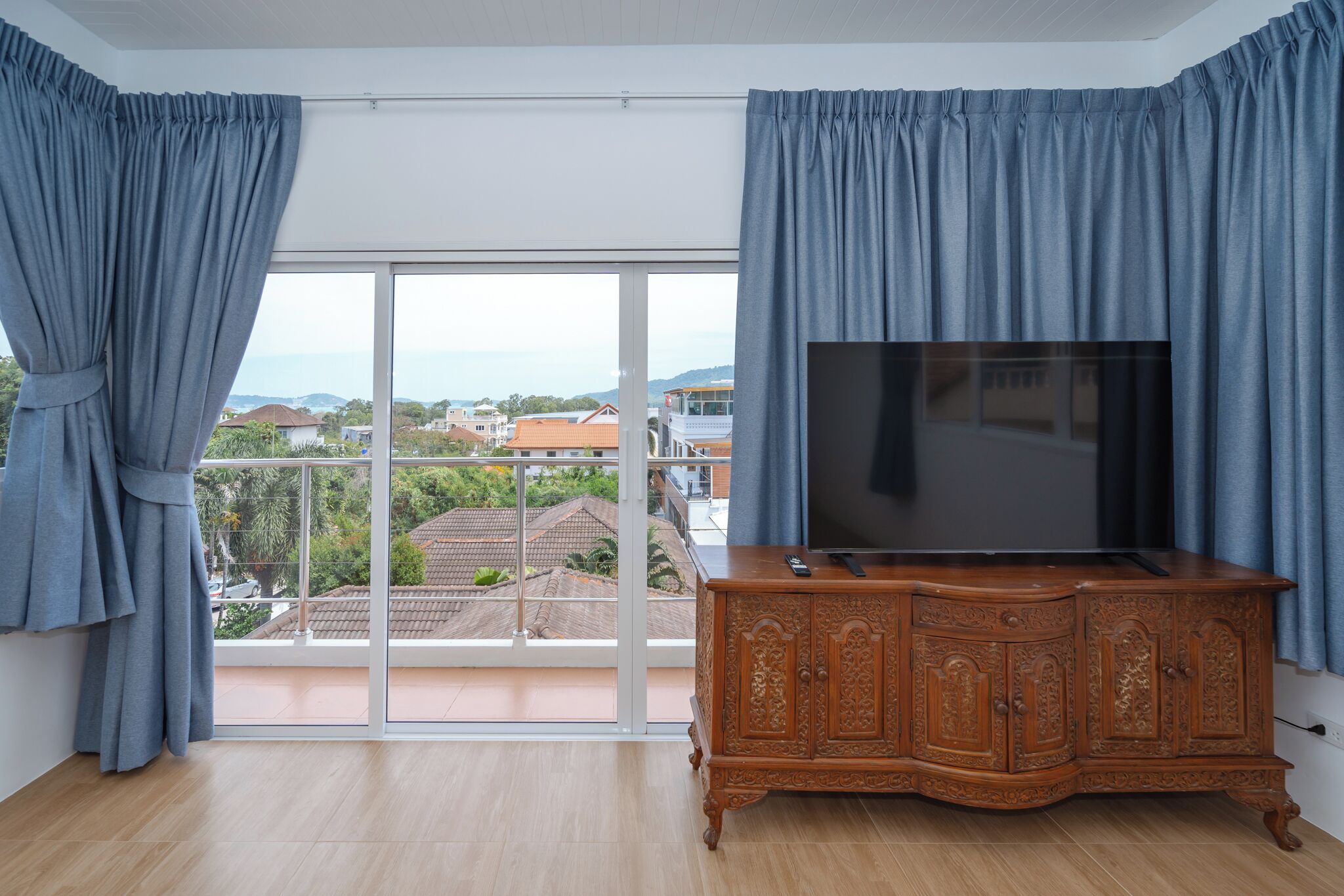 เบสิกวิลล่า, ระเบียง |   ภายใน