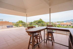 Deluxe-Villa, Balkon | Speisen im Freien