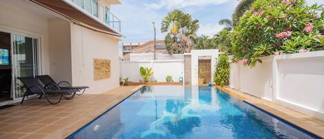 Basic-Villa, Balkon | Pool | 10 Außenpools